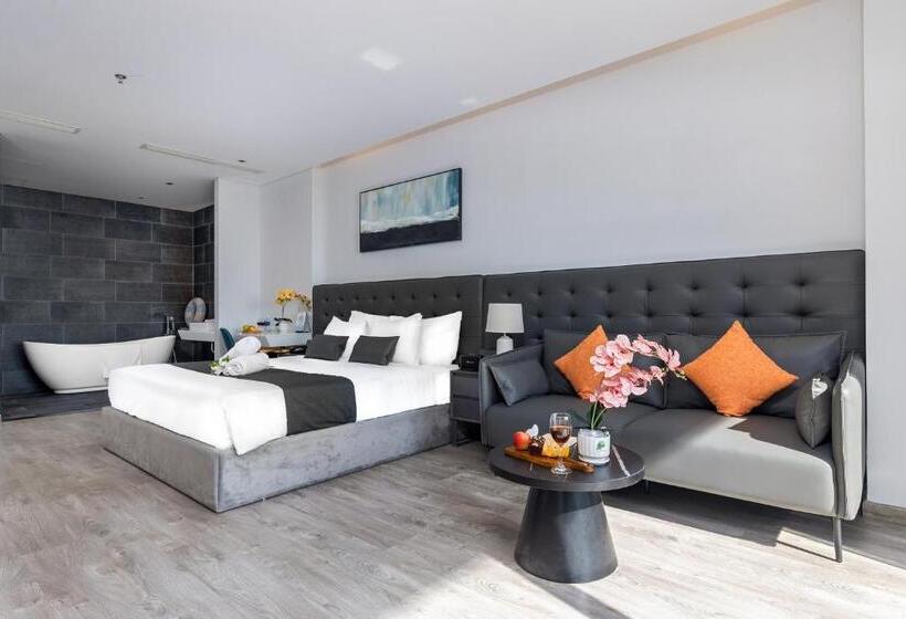 هتل J Bay Beachfront Boutique