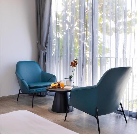 هتل J Bay Beachfront Boutique