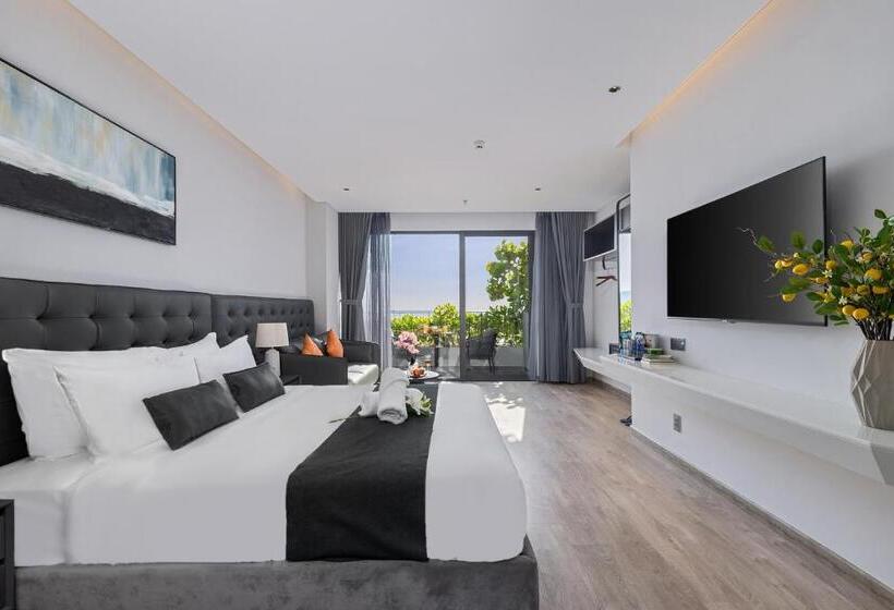 هتل J Bay Beachfront Boutique