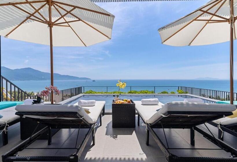 هتل J Bay Beachfront Boutique