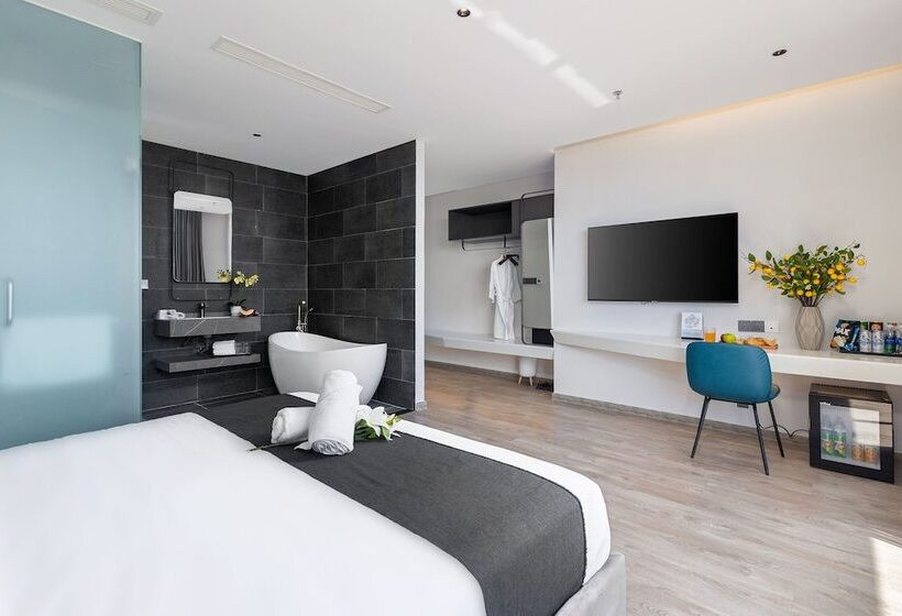 هتل J Bay Beachfront Boutique