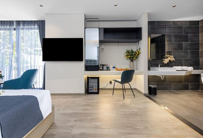 هتل J Bay Beachfront Boutique