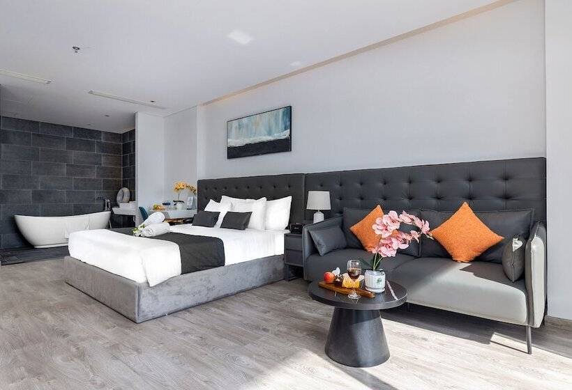 هتل J Bay Beachfront Boutique