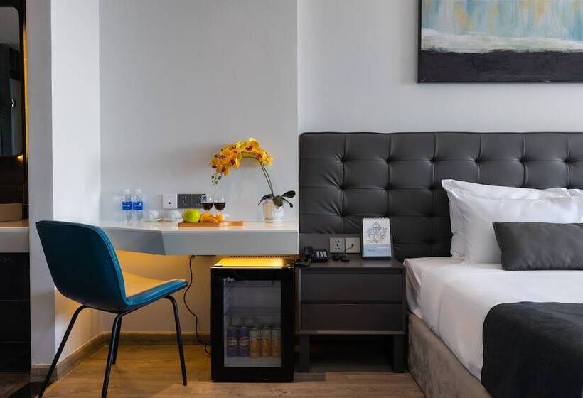 هتل J Bay Beachfront Boutique