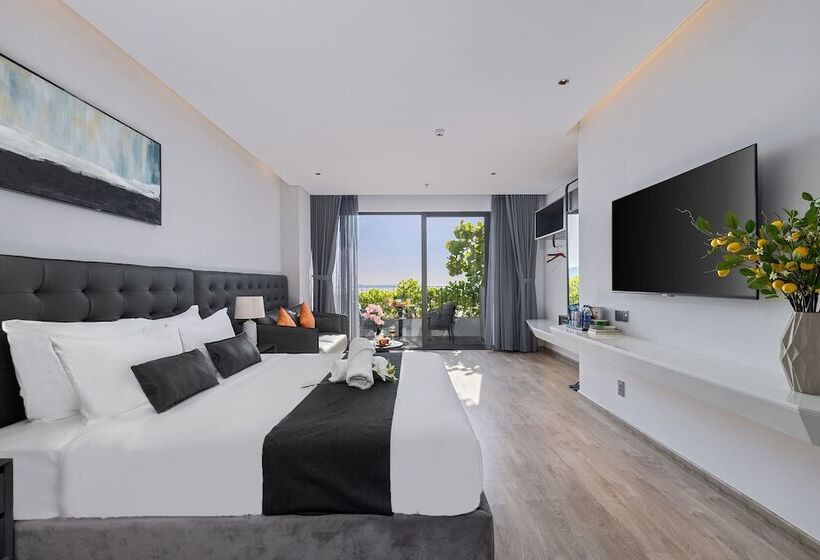 هتل J Bay Beachfront Boutique