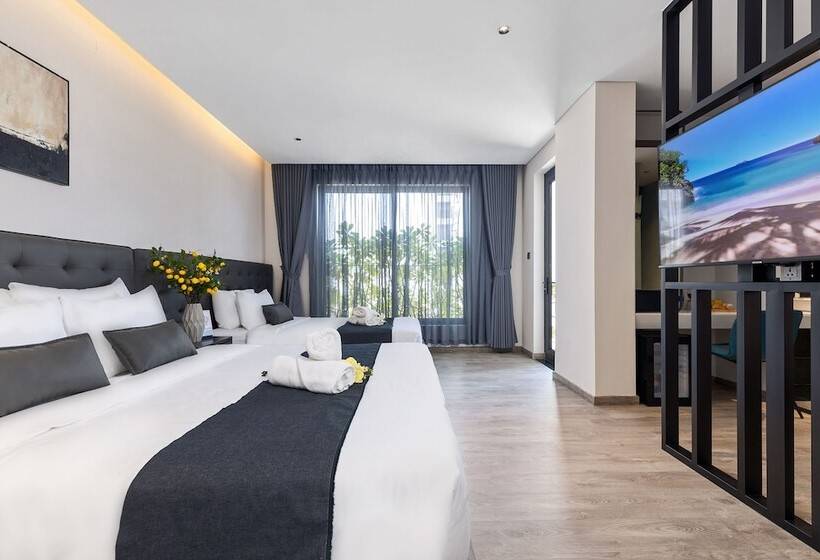 هتل J Bay Beachfront Boutique