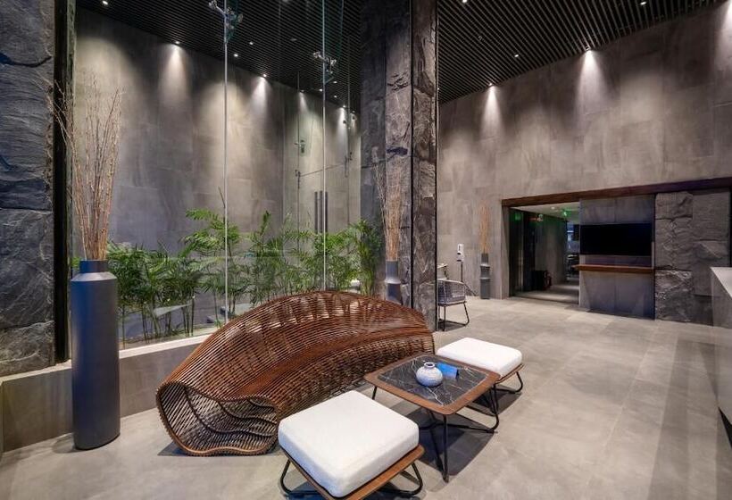 هتل J Bay Beachfront Boutique