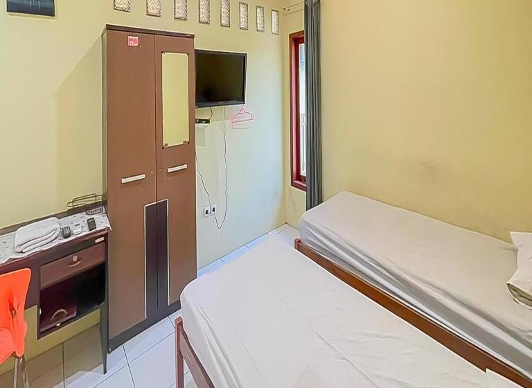 Отель Reddoorz At Wahidin Street Cirebon