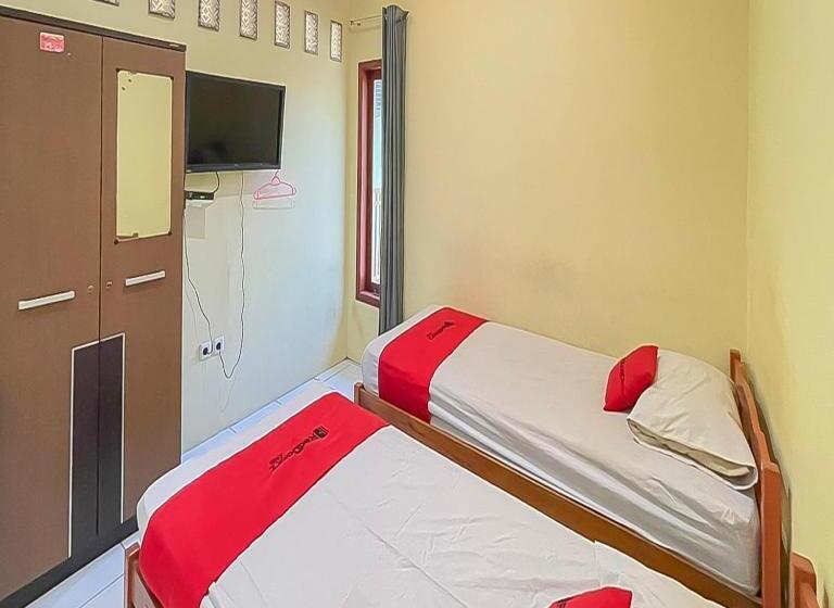 Отель Reddoorz At Wahidin Street Cirebon