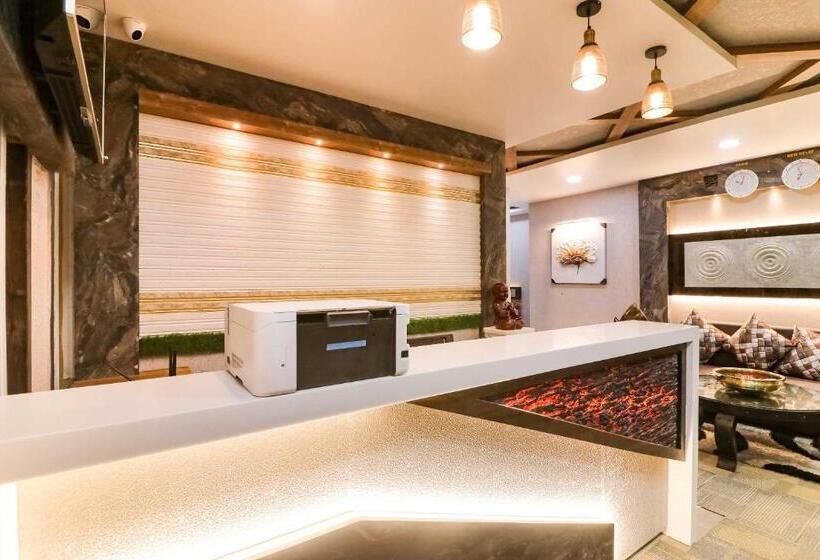 Отель Super Oyo Flagship 47057 Padma Manor