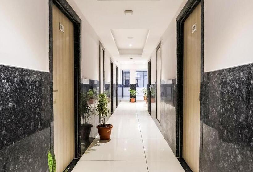 Fabhotel Meera Palace