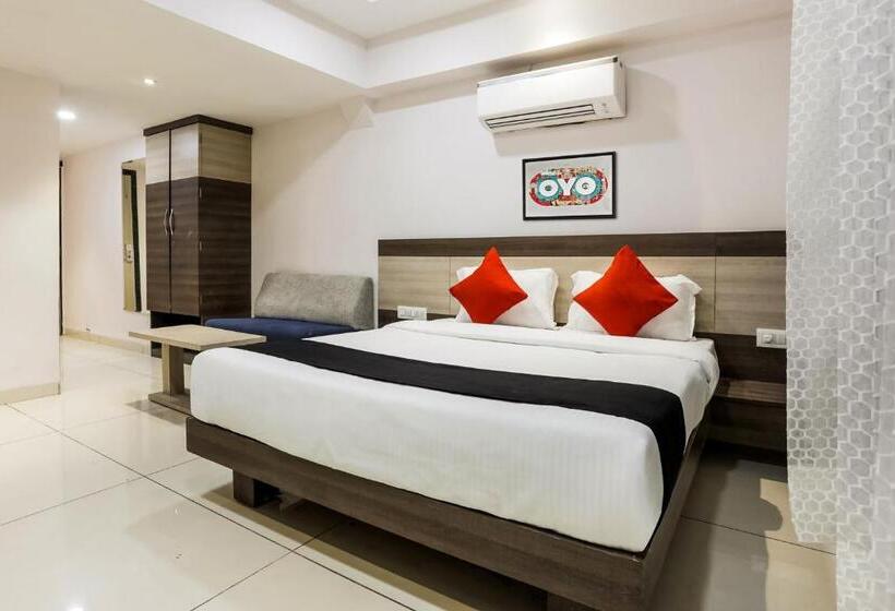 Fabhotel Meera Palace