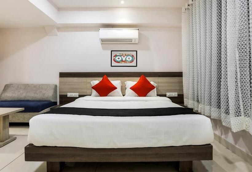 Fabhotel Meera Palace