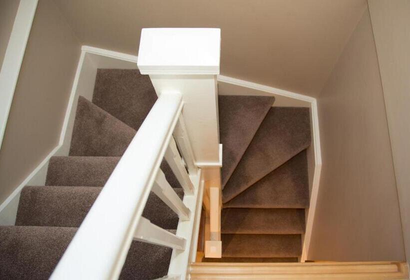 פנסיון Lynch S Townhouse