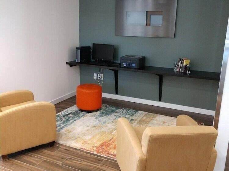 فندق صغير Rodeway Inn & Suites