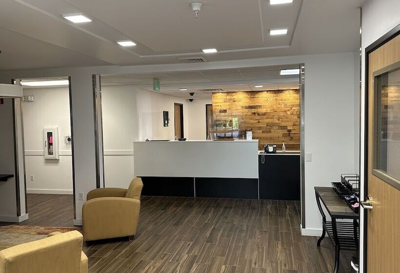 فندق صغير Rodeway Inn & Suites