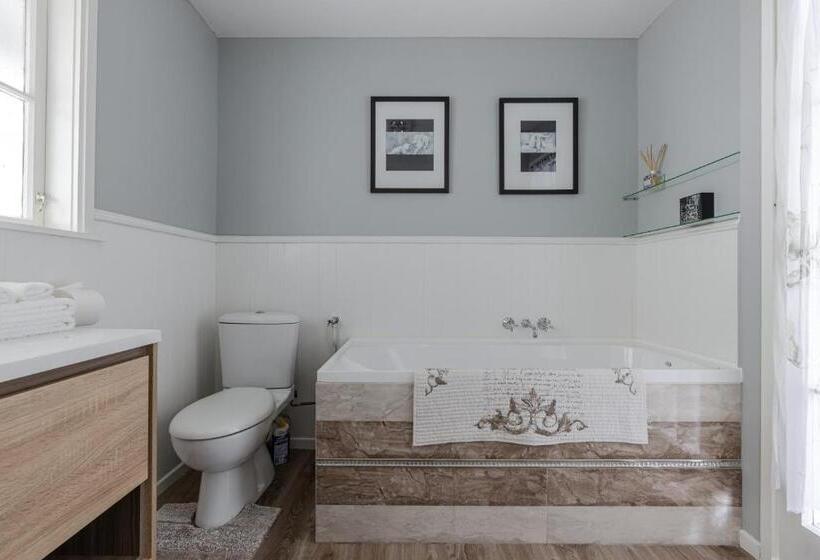 مبيت وإفطار Bycroft Lodge