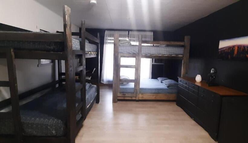 ベッドアンドブレックファースト The International House Hostel