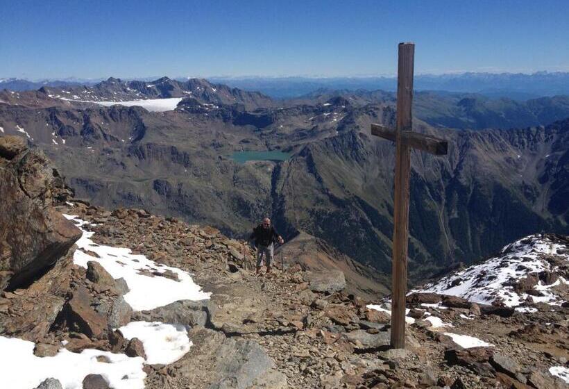 בית מלון כפרי Rauzi