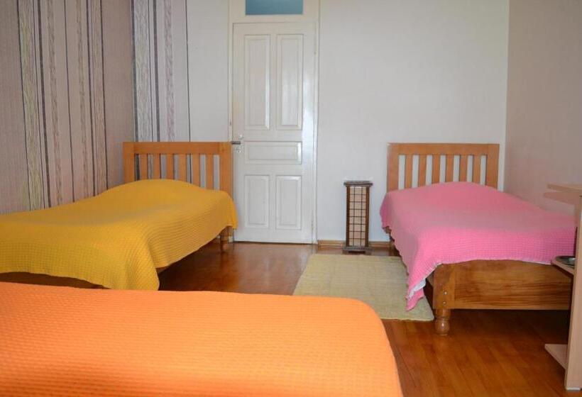 پانسیون Medea S Guest House