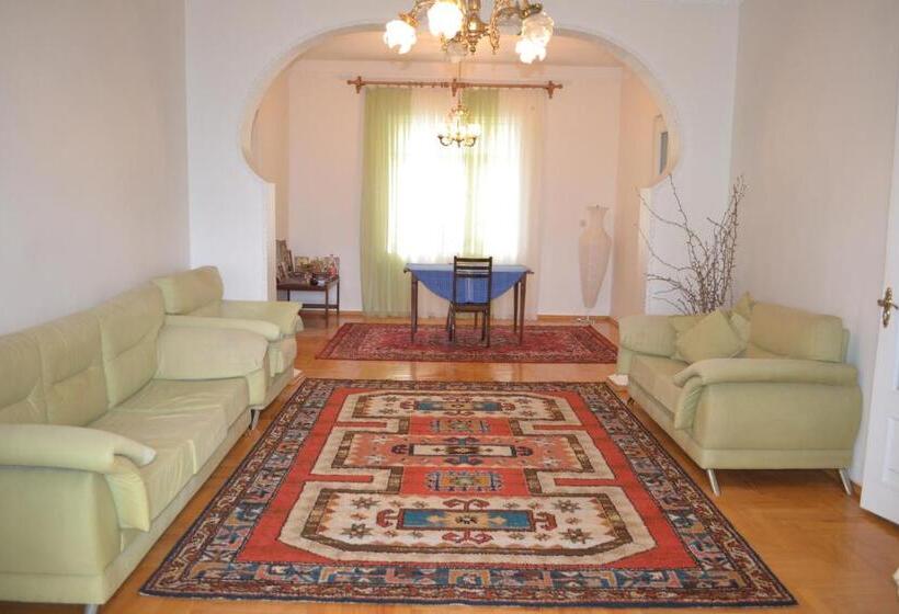 پانسیون Medea S Guest House
