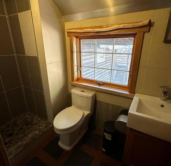 فندق Rustic Beaverfoot Lodge Room N10