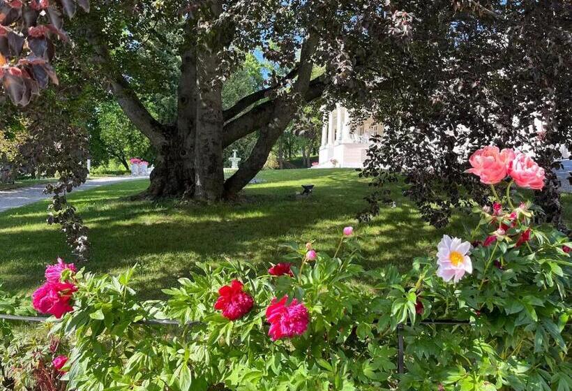 Курорт Péchy Castle