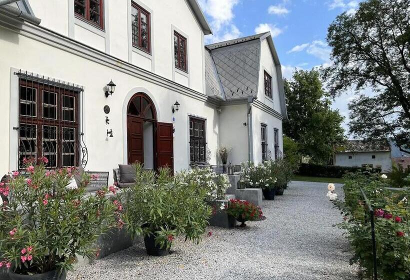 Курорт Péchy Castle