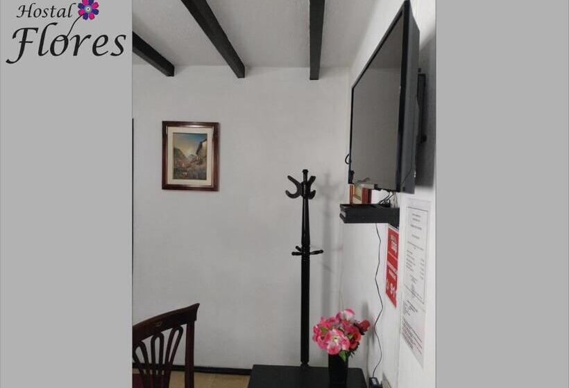 הוסטל Hostal Flores