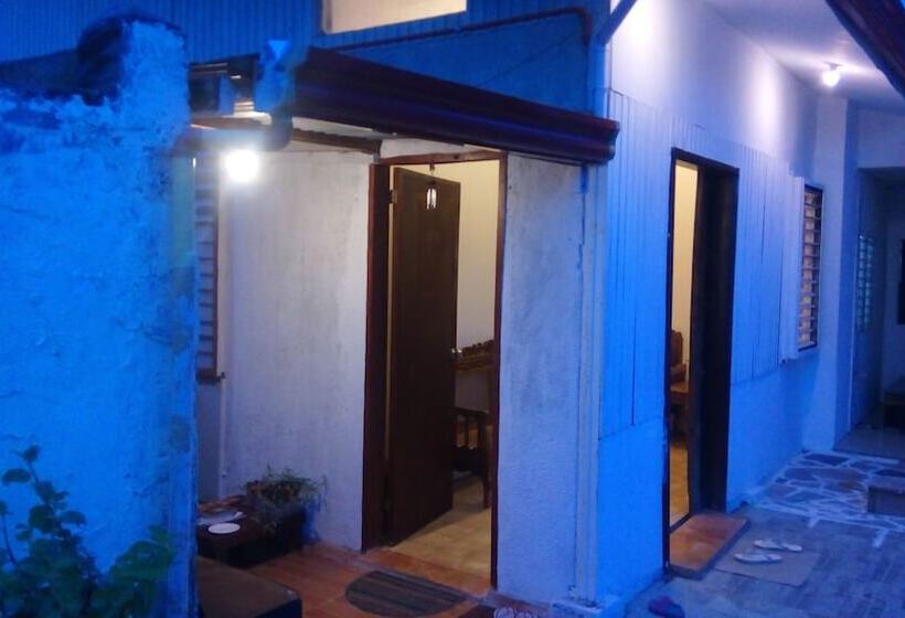 تختخواب و صبحانه Open Doors Haven