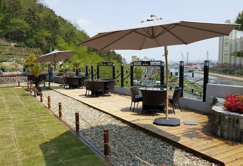 Brown Dot Hotel Jinhae