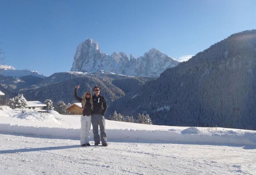 Отель Albergo Somont