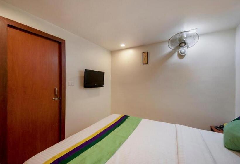 בית מלון כפרי Treebo Sam Residency