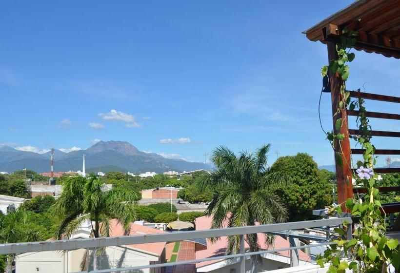 בית מלון כפרי Ucla Center