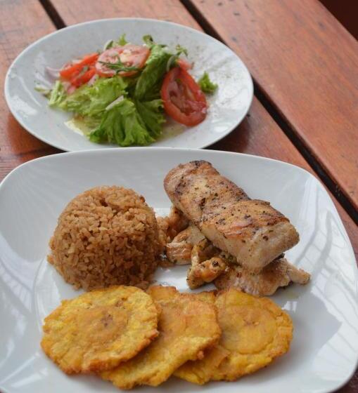 בית מלון כפרי Ucla Center