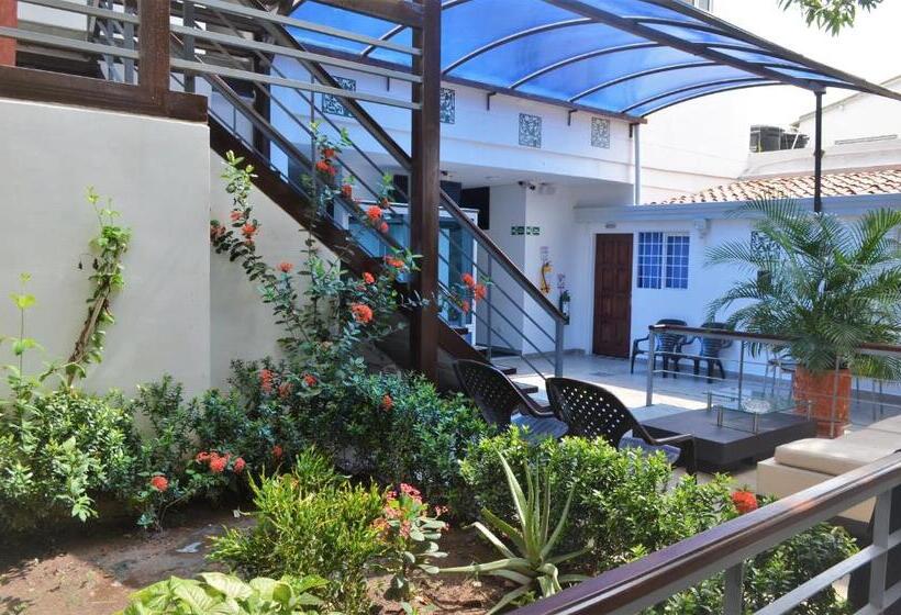 בית מלון כפרי Ucla Center