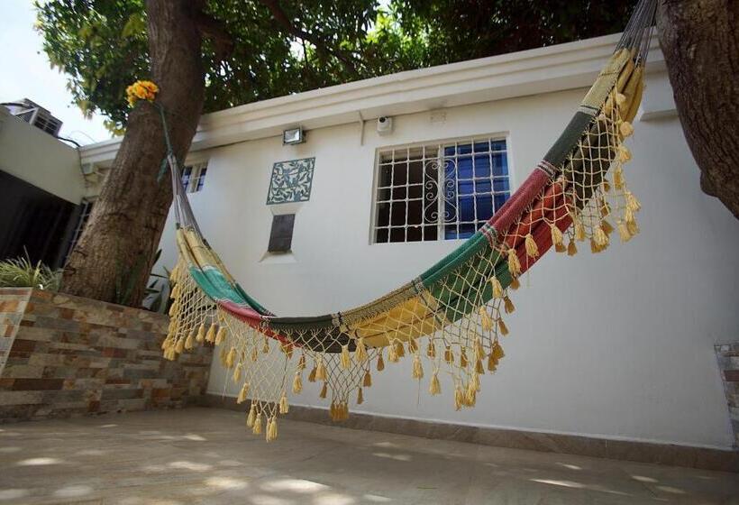 בית מלון כפרי Ucla Center