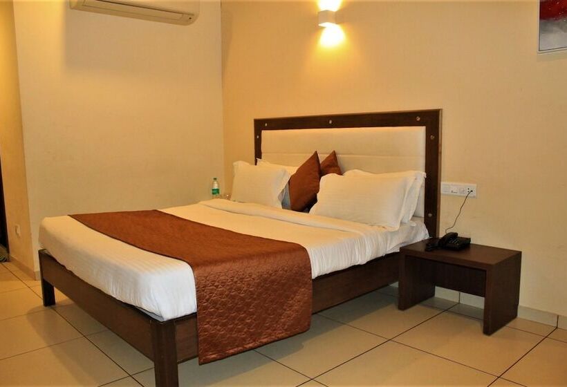 בית מלון כפרי White Feather Toran Resort