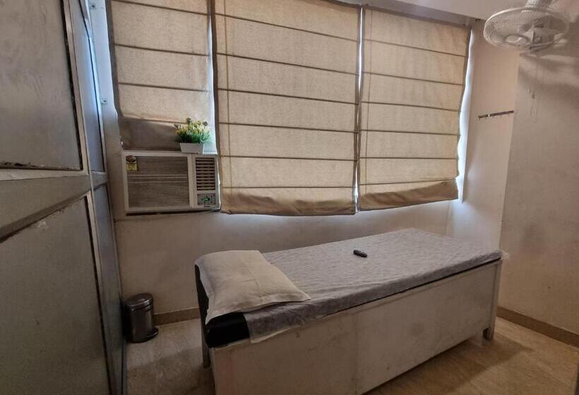 בית מלון כפרי Around Stays Luxuria