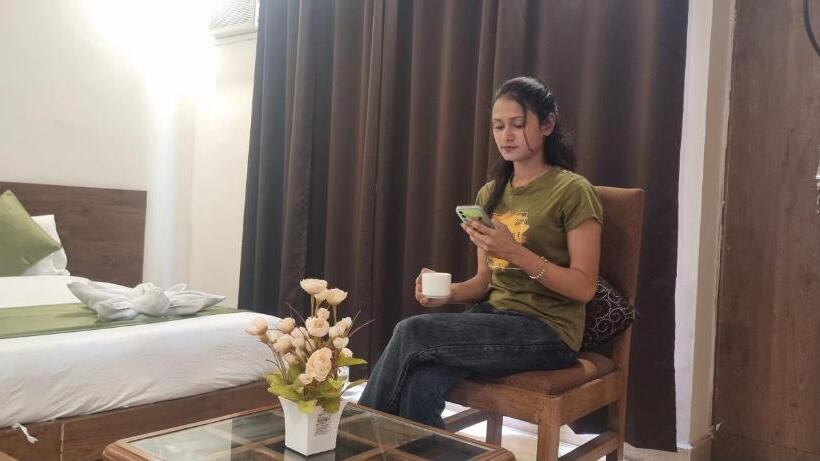 בית מלון כפרי Around Stays Luxuria