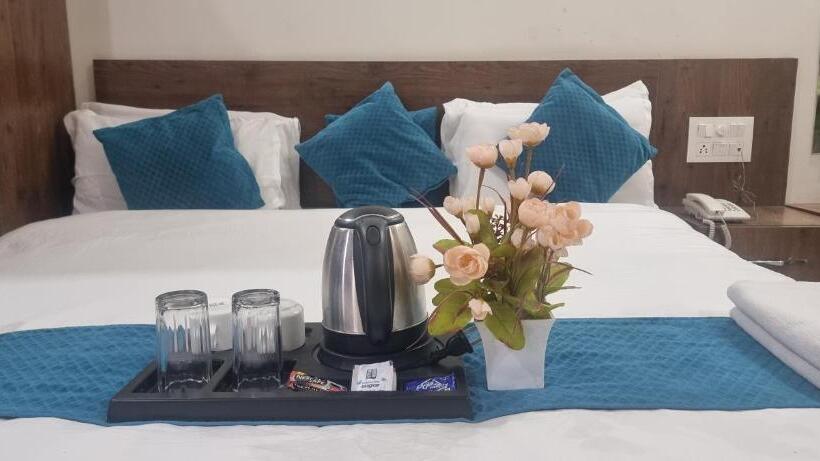 בית מלון כפרי Around Stays Luxuria