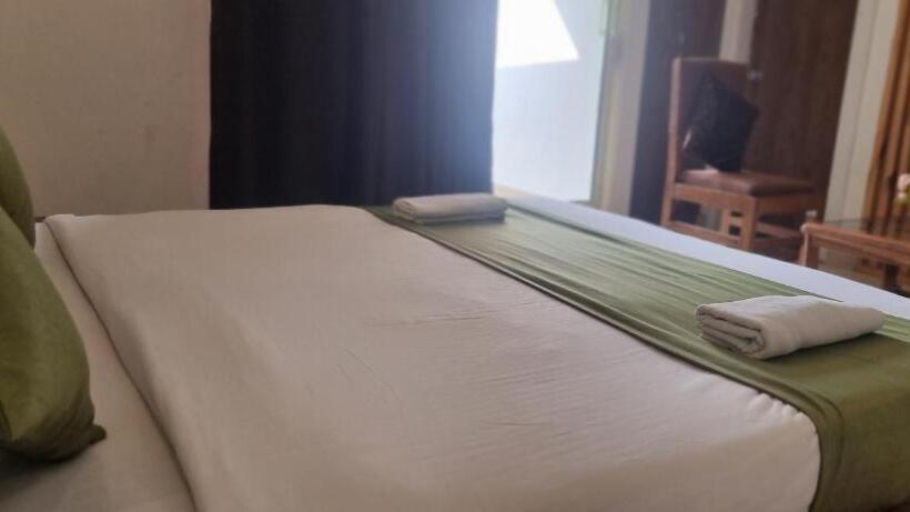 בית מלון כפרי Around Stays Luxuria