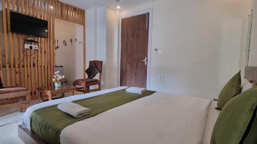 בית מלון כפרי Around Stays Luxuria