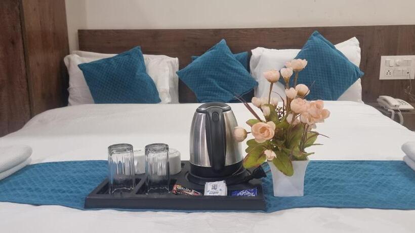 בית מלון כפרי Around Stays Luxuria