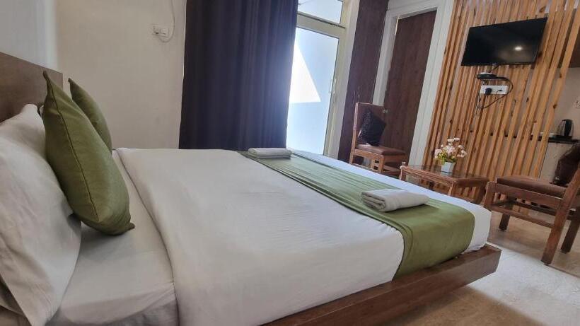 בית מלון כפרי Around Stays Luxuria