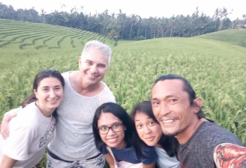 פנסיון Red Roses Guest House By Balitrees