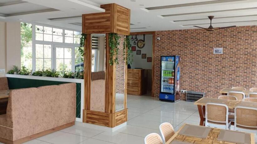 住宿加早餐  Kasauli Hills Glory