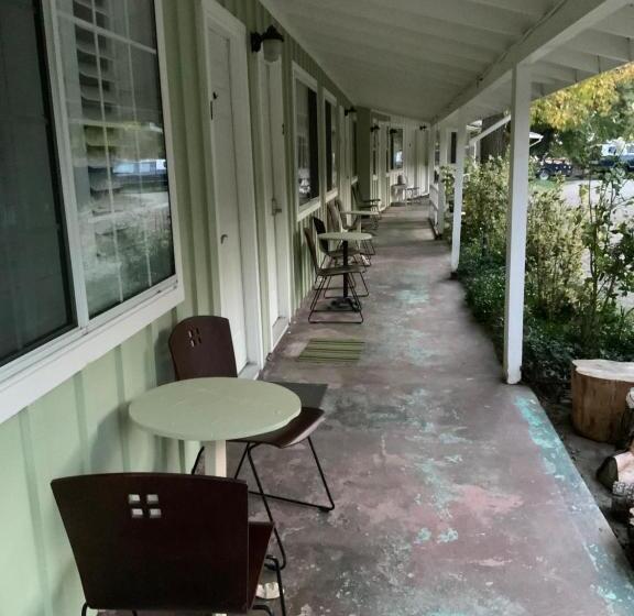 Отель Seven Circles Lodge&retreat