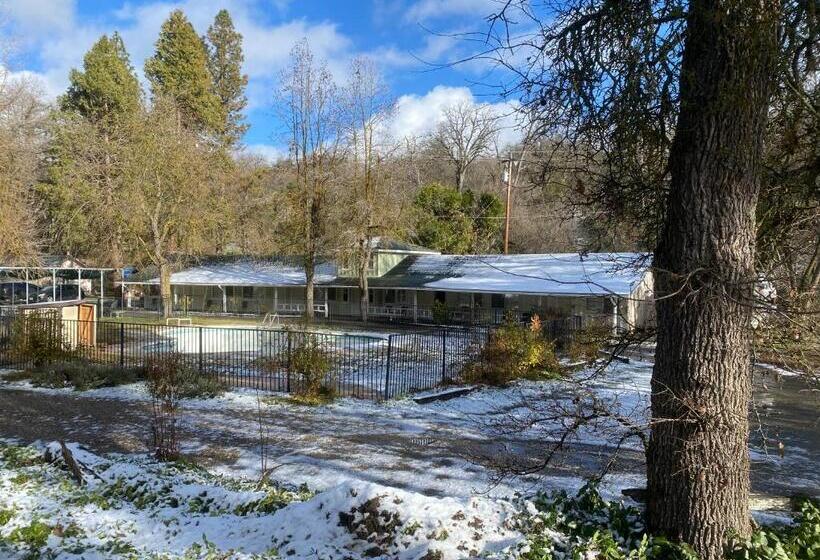 Отель Seven Circles Lodge&retreat