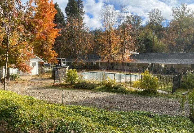 Отель Seven Circles Lodge&retreat